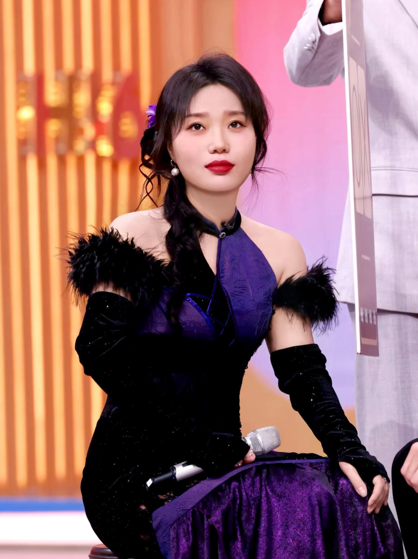 李雪琴暴瘦30斤颜值逆袭，从前靠性格圈粉，现在靠身材也能轻松出圈。