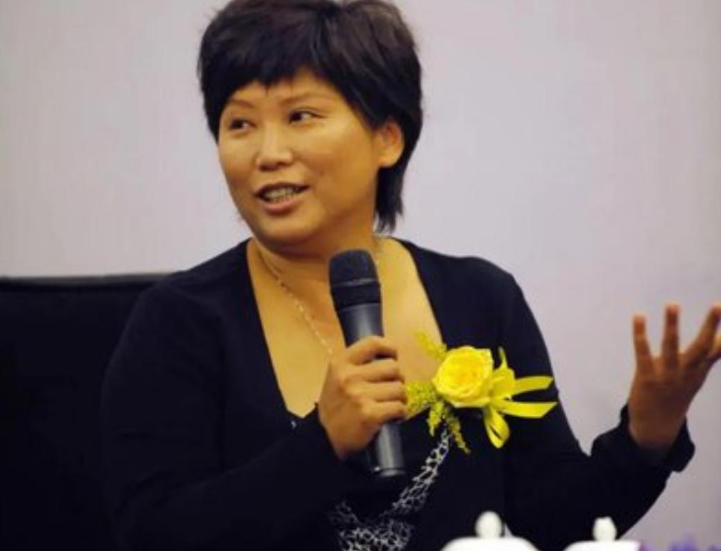 北京中医药大学副教授曲黎敏语出惊人，她说：“男人只要老伴一死了，不出一个礼拜，他