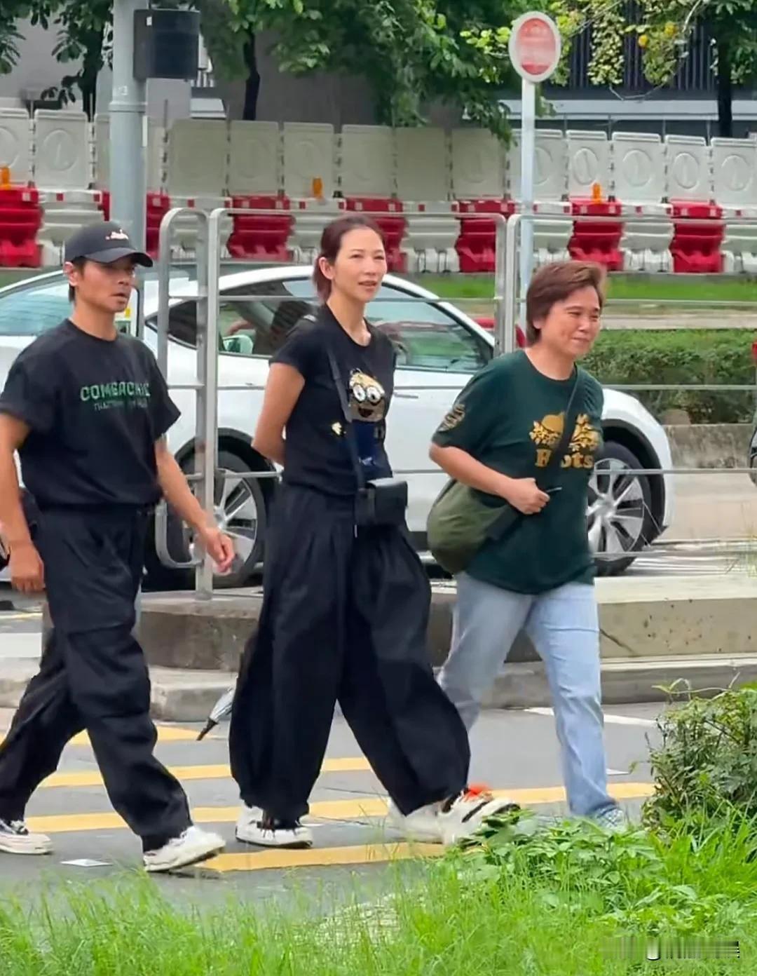 蔡少芬张晋夫妻俩素颜外出，同穿黑色衣服，有点情侣装的感觉！张晋肤色偏黑，身材消