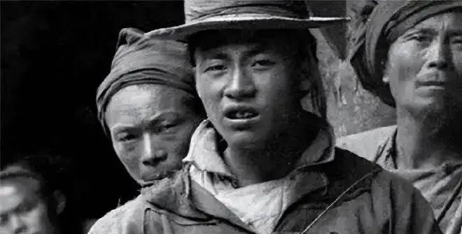 1965年，三个农民上山砍柴，突然看到一男一女坐在岩石上，三人很吃惊：“这不是土