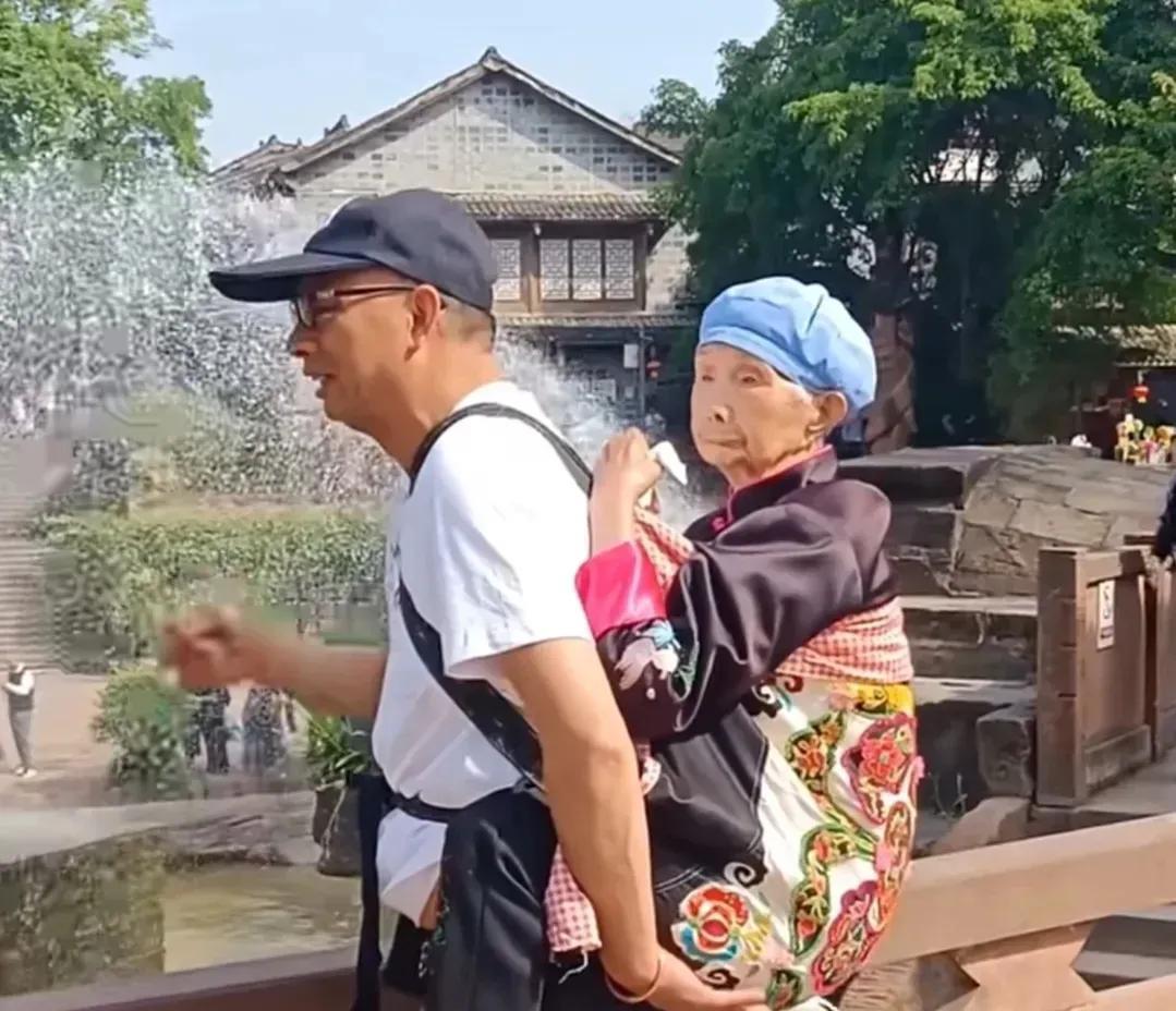 看哭了！四川成都，一位大叔带母亲去逛景区，为了方便，大叔灵机一动，竟然拿