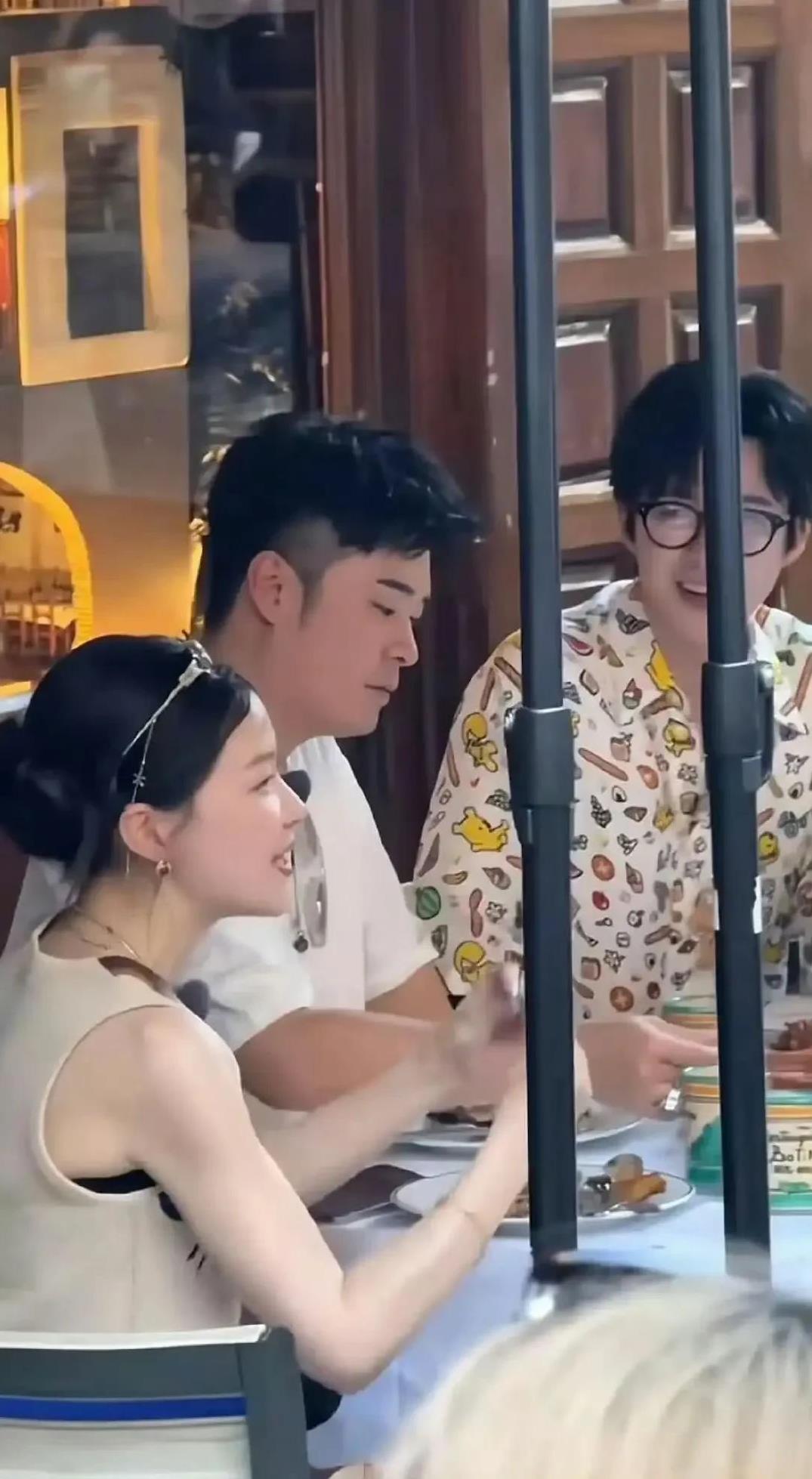 金靖路人生图长这样，比旁边的陈赫白了几个度一看金靖这个胳膊就知道她绝对经常健身
