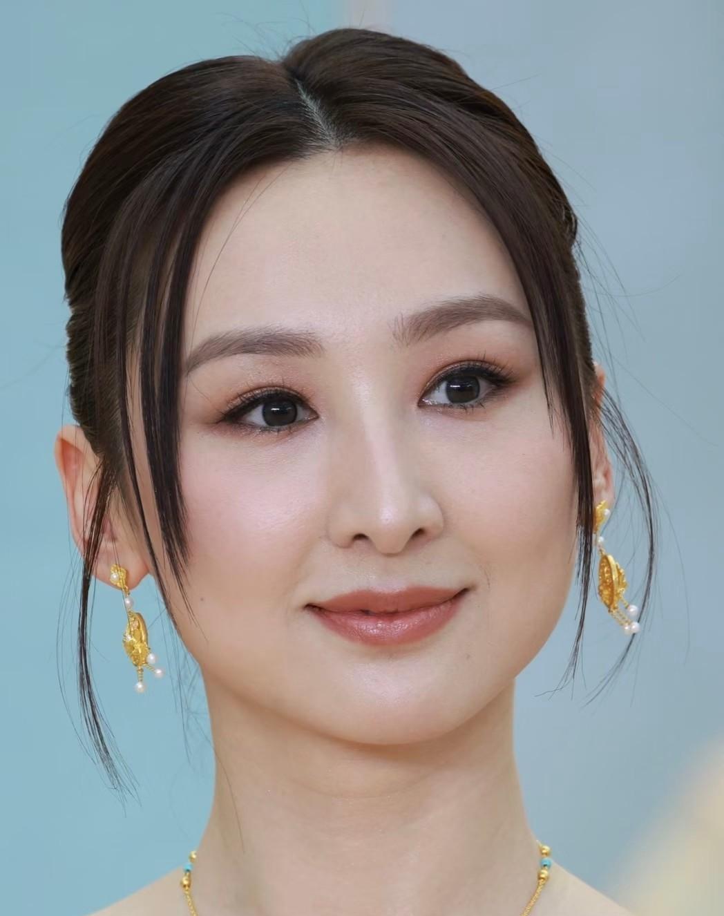 高海宁着实是明艳型美人！皮肤红润且透亮，身材管理极为用心，就连细节之处都精致得恰