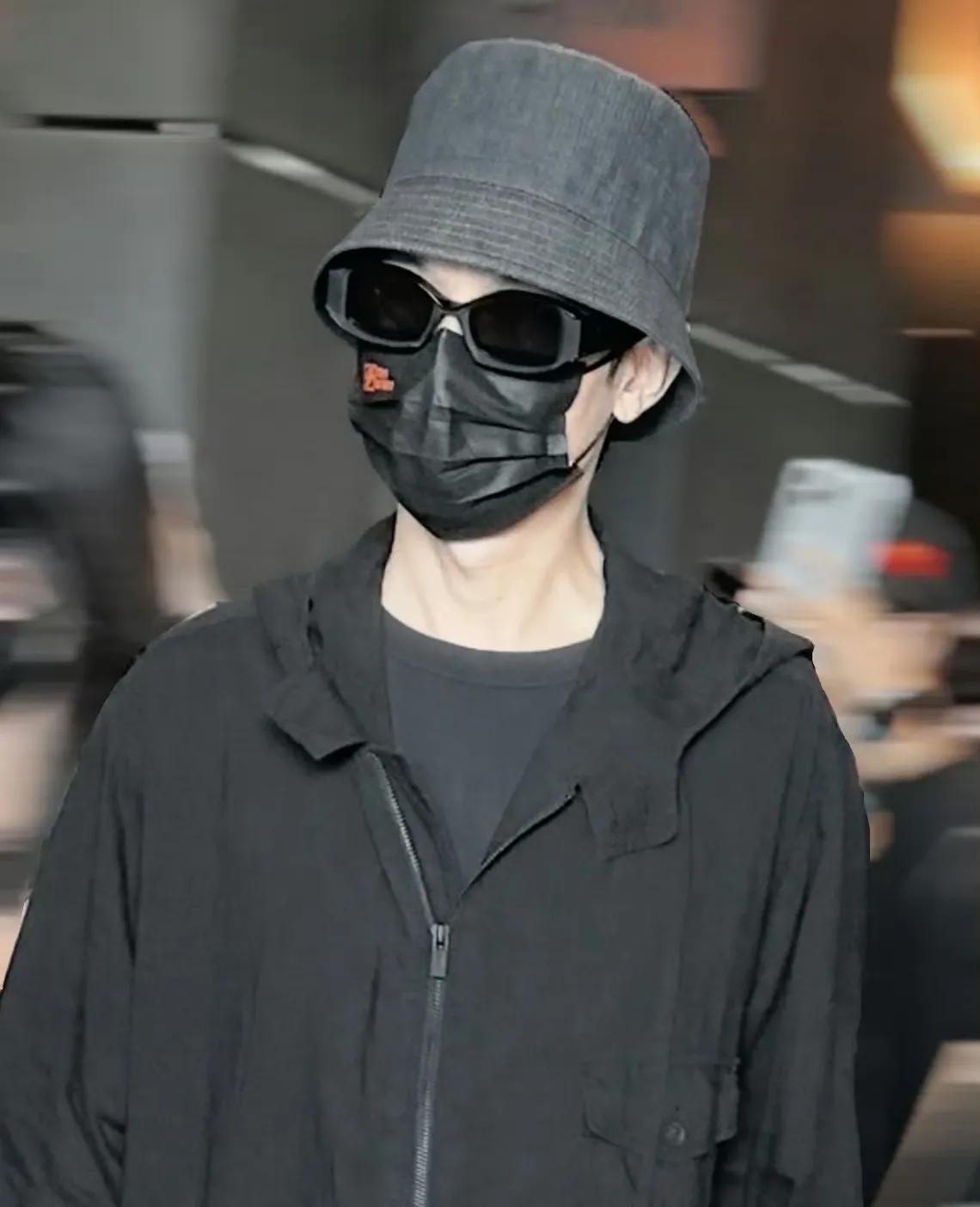 歌手第五场直播录制开始，陈楚生这衣服里藏了啥？这是要瘦成纸片儿了🥲！他不