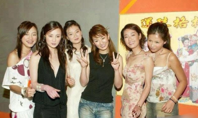 看到这张旧照片，不得不说琼瑶的眼光真是太毒了，在那个没有美颜没有滤镜的年代，照