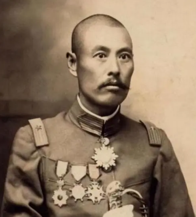 1924年10月，在山海关前线的吴佩孚，得知北京被冯玉祥袭占，曹琨被软禁后，气愤