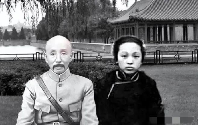 1906年，31岁的张作霖强势娶了18岁的许澍旸。大婚当夜，张作霖搂着许澍旸纤细