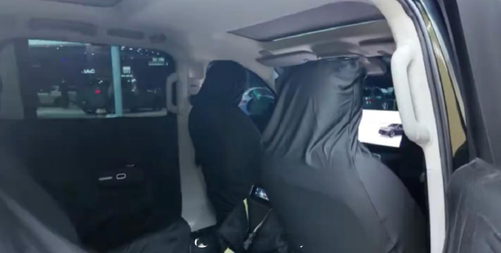 零跑D19内饰确实还没展出今天一看竟然车内让人给拍到了展车内部依然盖着布那看来确