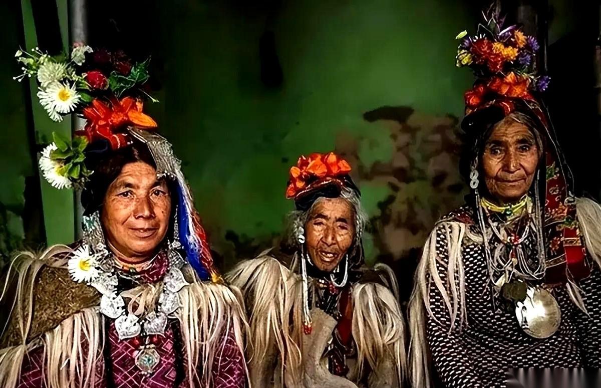 在喜马拉雅山深处，藏着一群狠人。他们那儿，没有结婚证，没有钻戒，甚至没有“老公