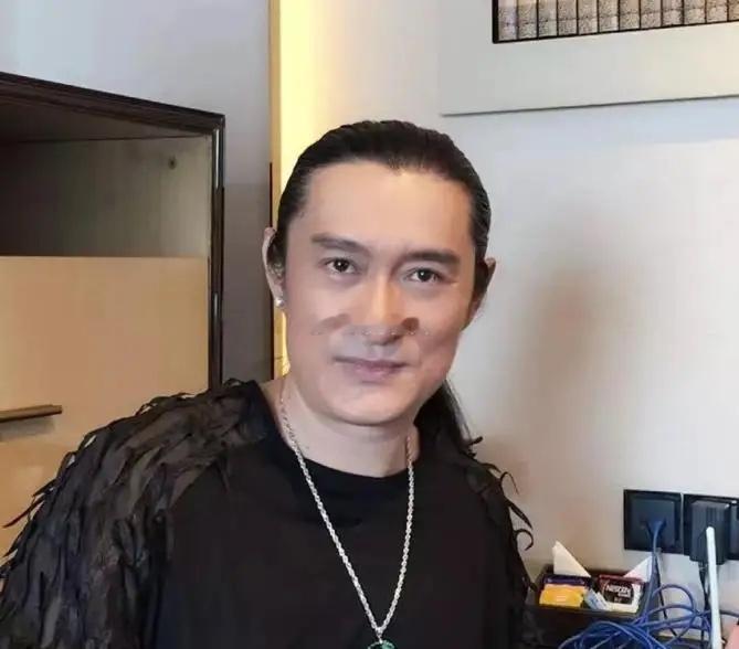 1992年黄安妻子邱惠美吃火锅时，被意外炸伤，半边脸几近毁容，望着病床上的妻子，