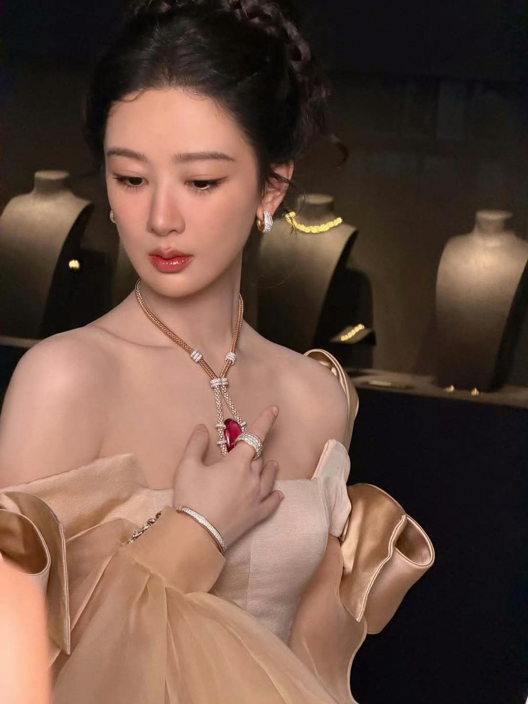 杨紫受邀亮相宝曼兰朵巴黎高级珠宝展览，身穿AlexisMabille2024