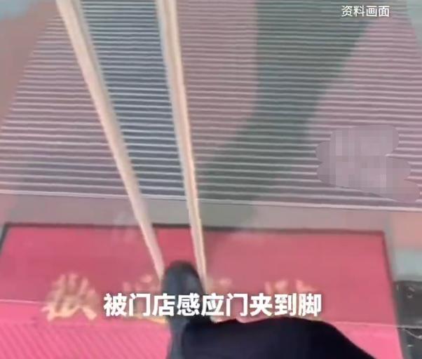 “你的脚夹到了门”“你不来门就不会坏”……近日有网友称，其在海南一小鹏汽车门店