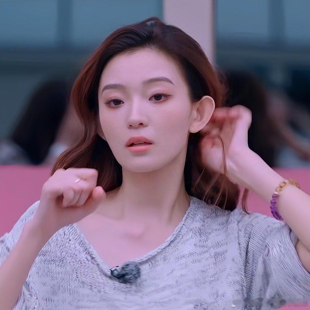 乘风2025浪姐后期把张小婉当哪国人整啊后面舞台投票的时候，予彤祈祷嘴里碎碎念