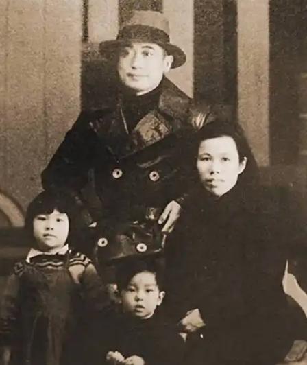 1949年，国民党准备撤往台湾时，戴安澜的遗孀王荷馨接到通知，对方开口就说：“去