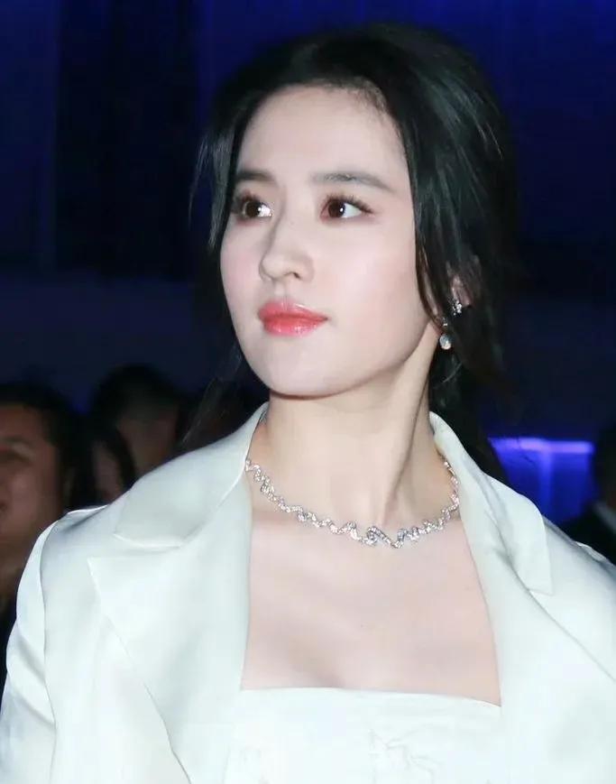 这个时期的刘亦菲，脸虽然方了，但气质也沉淀下来了。#刘亦菲旧照#