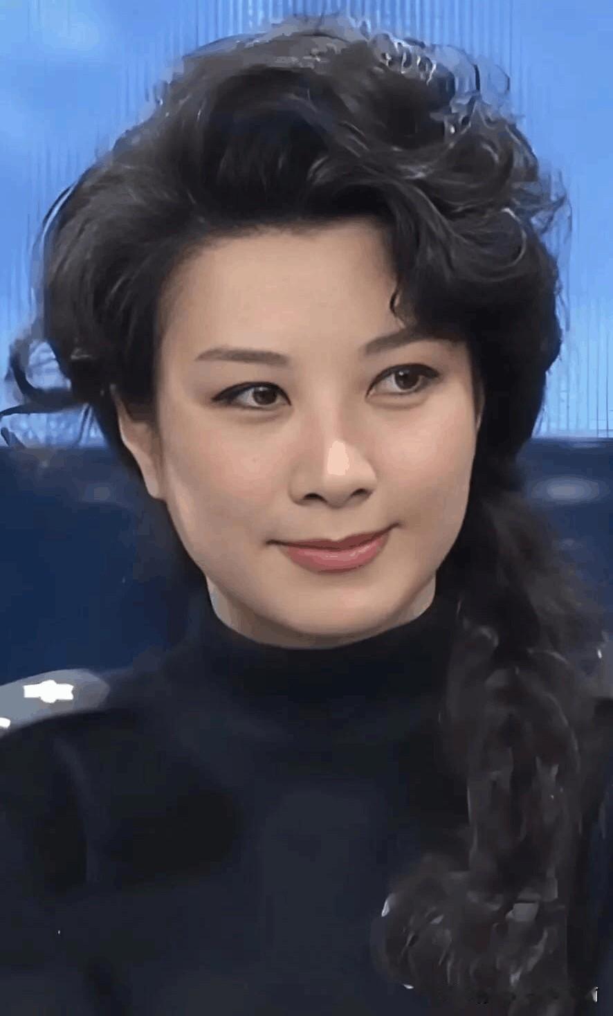 虽然王静不是那种明艳型，也不是一眼就让你能记住的女明星，可是她真的很有气质，属于