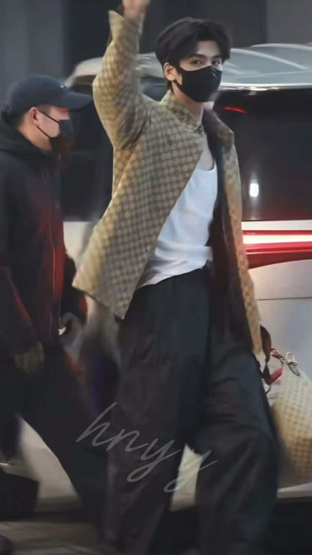 家人们是双指敬礼的张凌赫我们有救了❤️🔥白背心领口很大方哦帅哥张凌赫双指敬礼