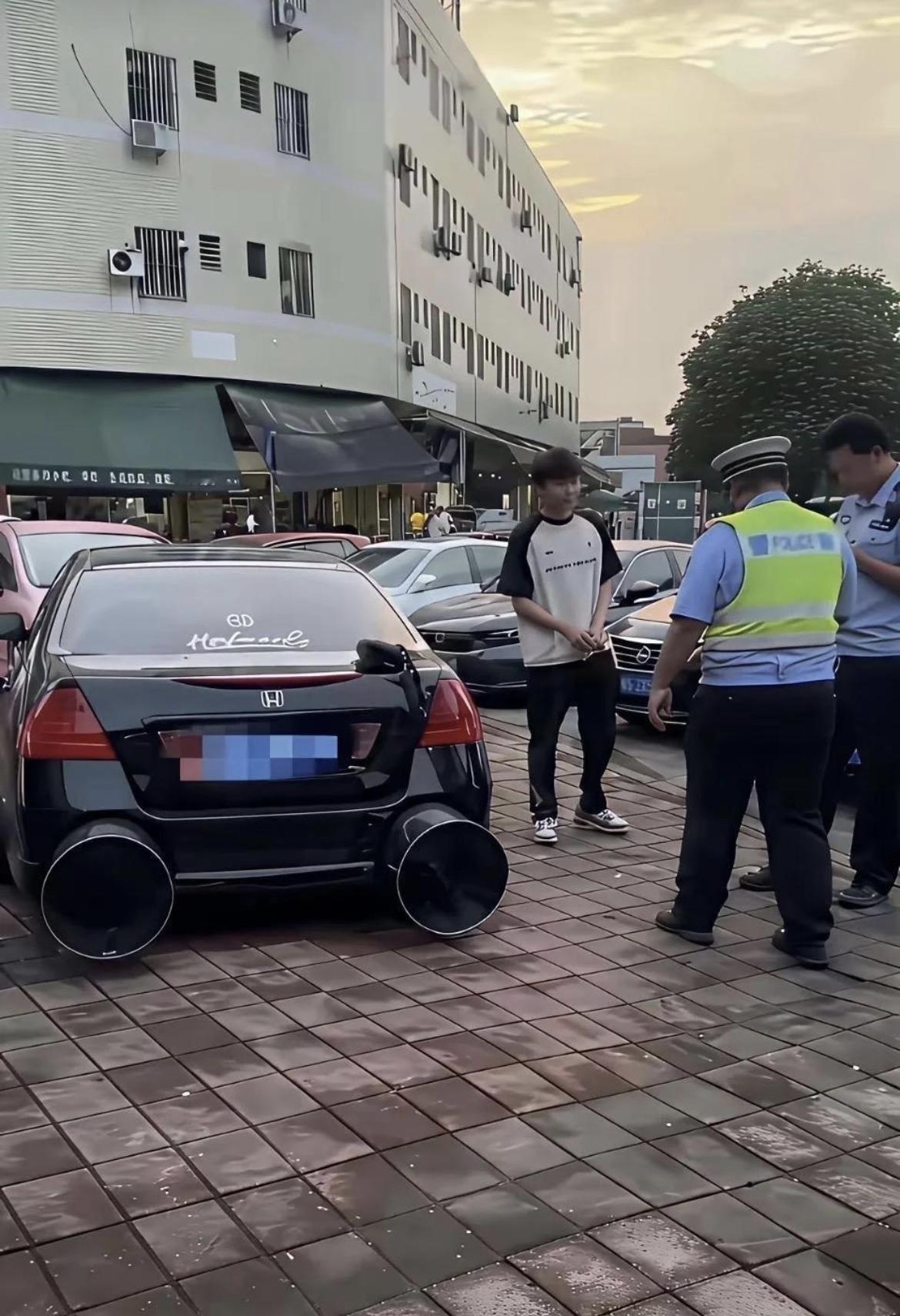 警察叔叔也惊呆了吧，这大哥改造了个啥呀[笑着哭]