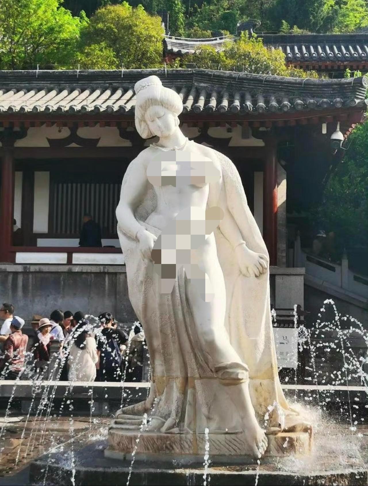哎我去！我真的服了！前有老子吐舌头雕像！这又来个杨贵妃裸体像！这想表达啥？土不土