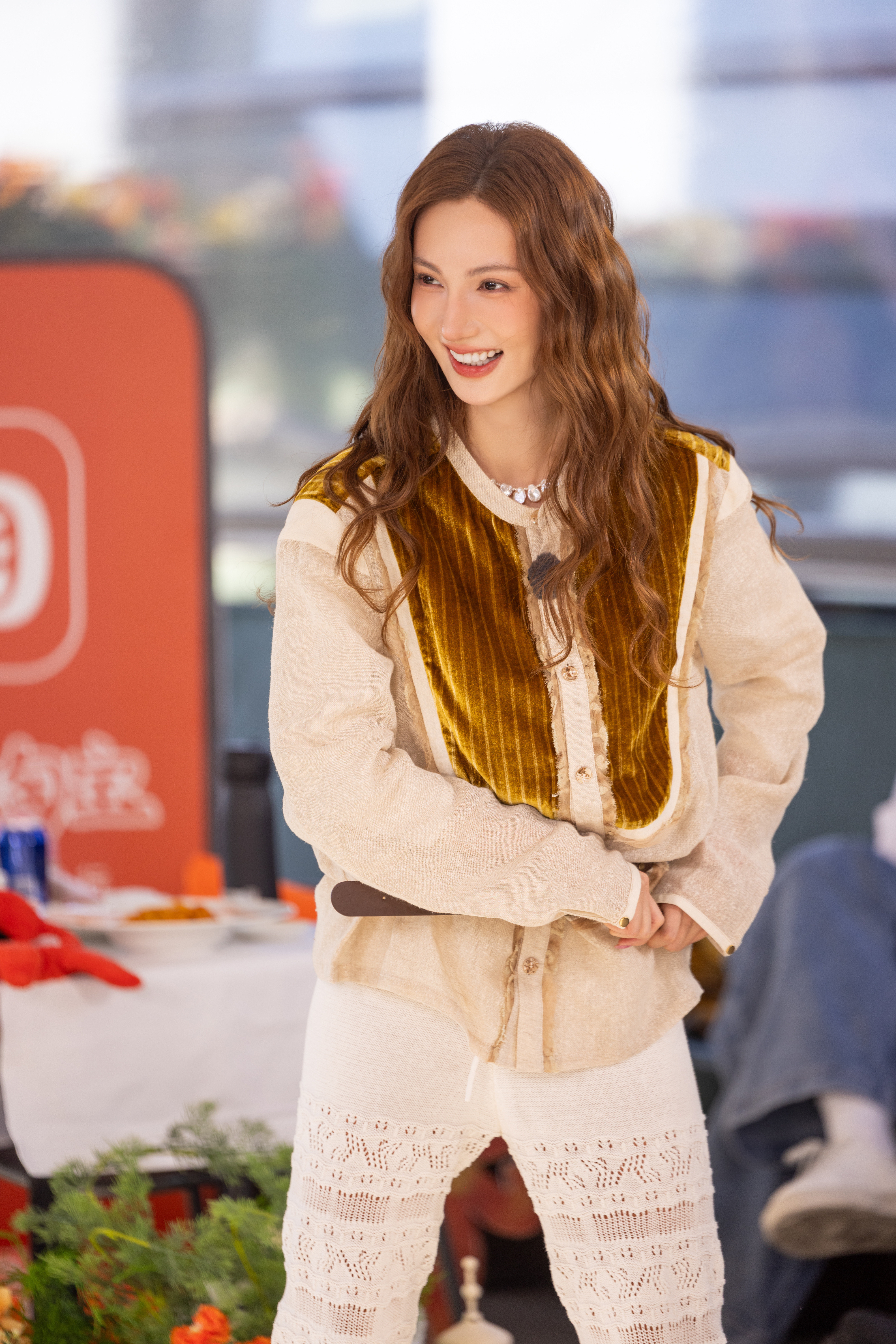  金晨综艺花絮照我不行了，金卷发造型在阳光下美得像洋娃娃~ 