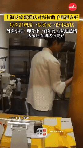 难怪生意这么好！10月15日上海有家蛋糕店火了，不是因为蛋糕多好吃，也不是因为他