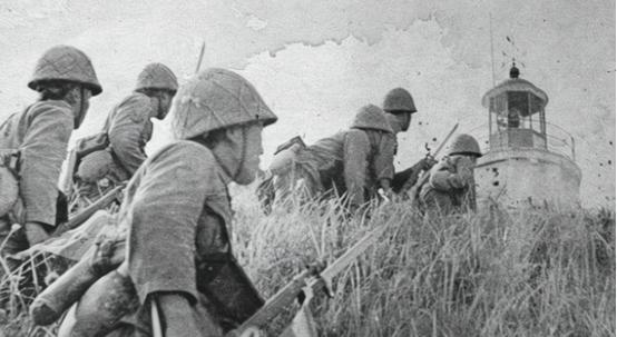 1943年，两个日军尾随一个女孩回家，女孩惊恐至极，随后灵机一动，将日军引诱到一