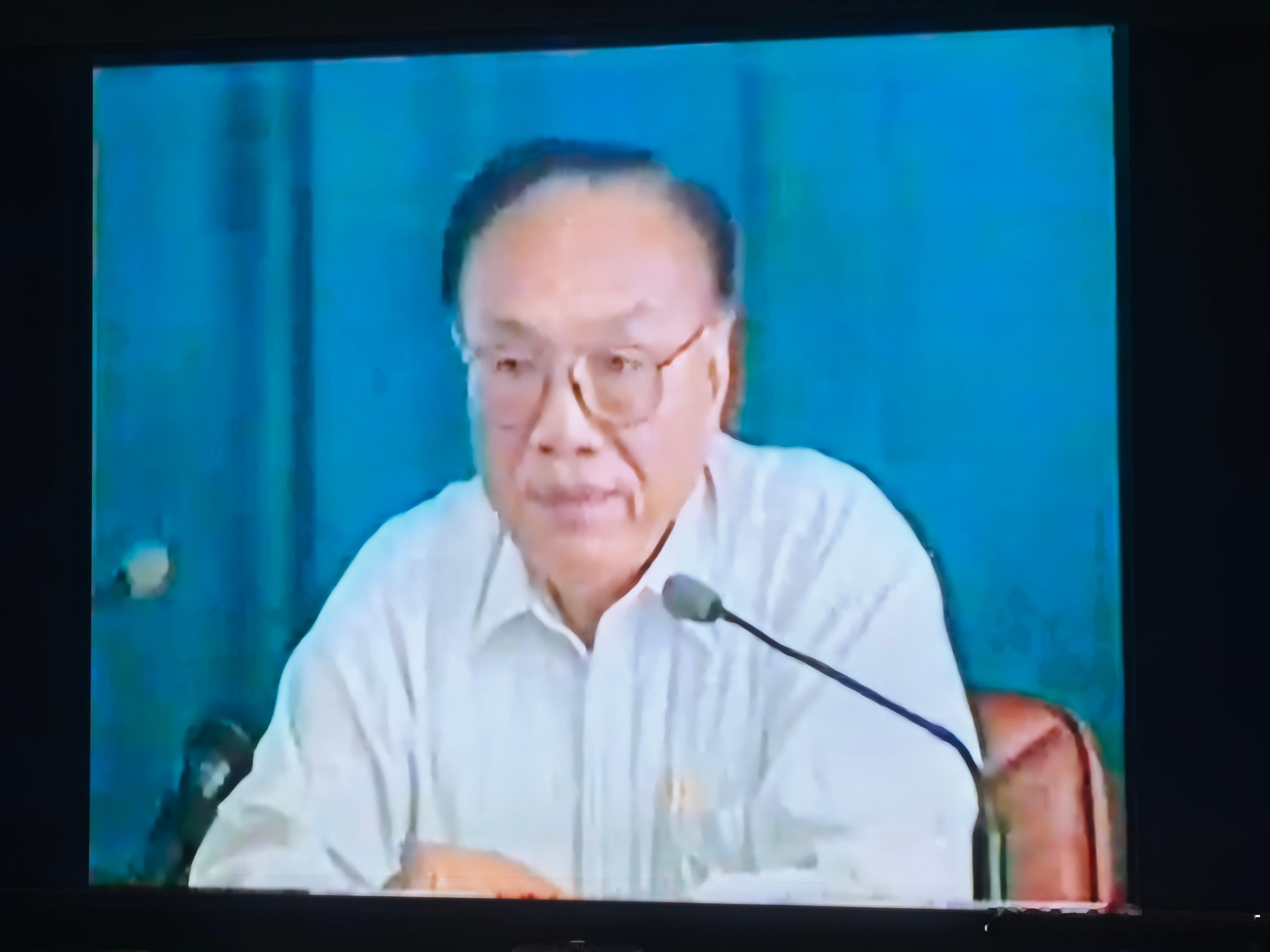 这是国医大师颜德馨老先生20多年前的讲座视频。他讲了一个故事，说香港李兆基派一个