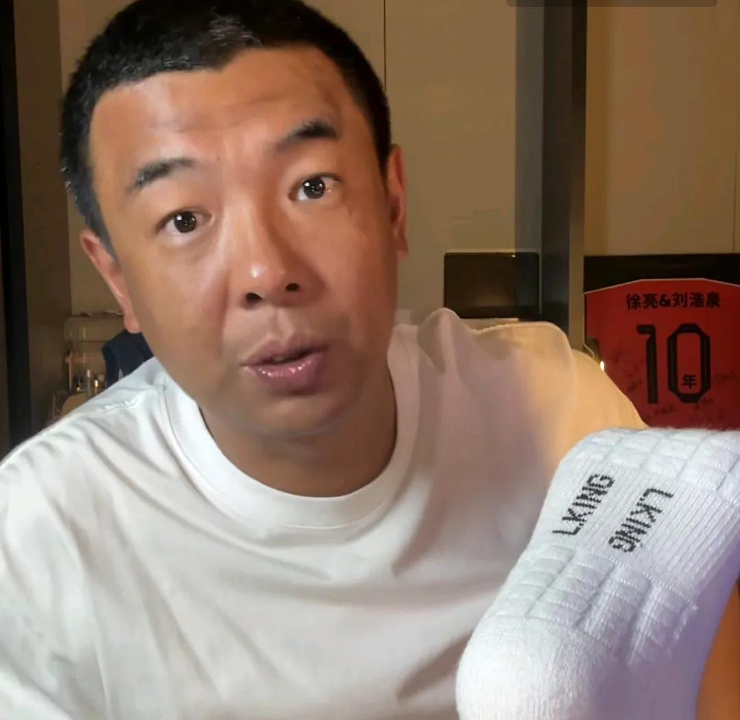 前国脚徐亮表示，其实C罗在场上有个不好的习惯让他饱受争议。徐亮在直播时表示，C