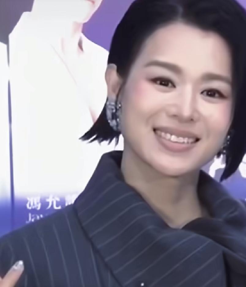 主持人：你怎么看待老公李秉德和前任黄宗泽拥抱这件事？胡杏儿无奈的笑笑，直言：他