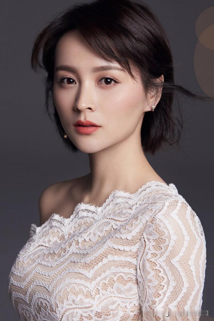 邓莎竟然也签约芒果台了！和姜妍、李施嬅成了「同事」两个人的老公都是银行大佬，