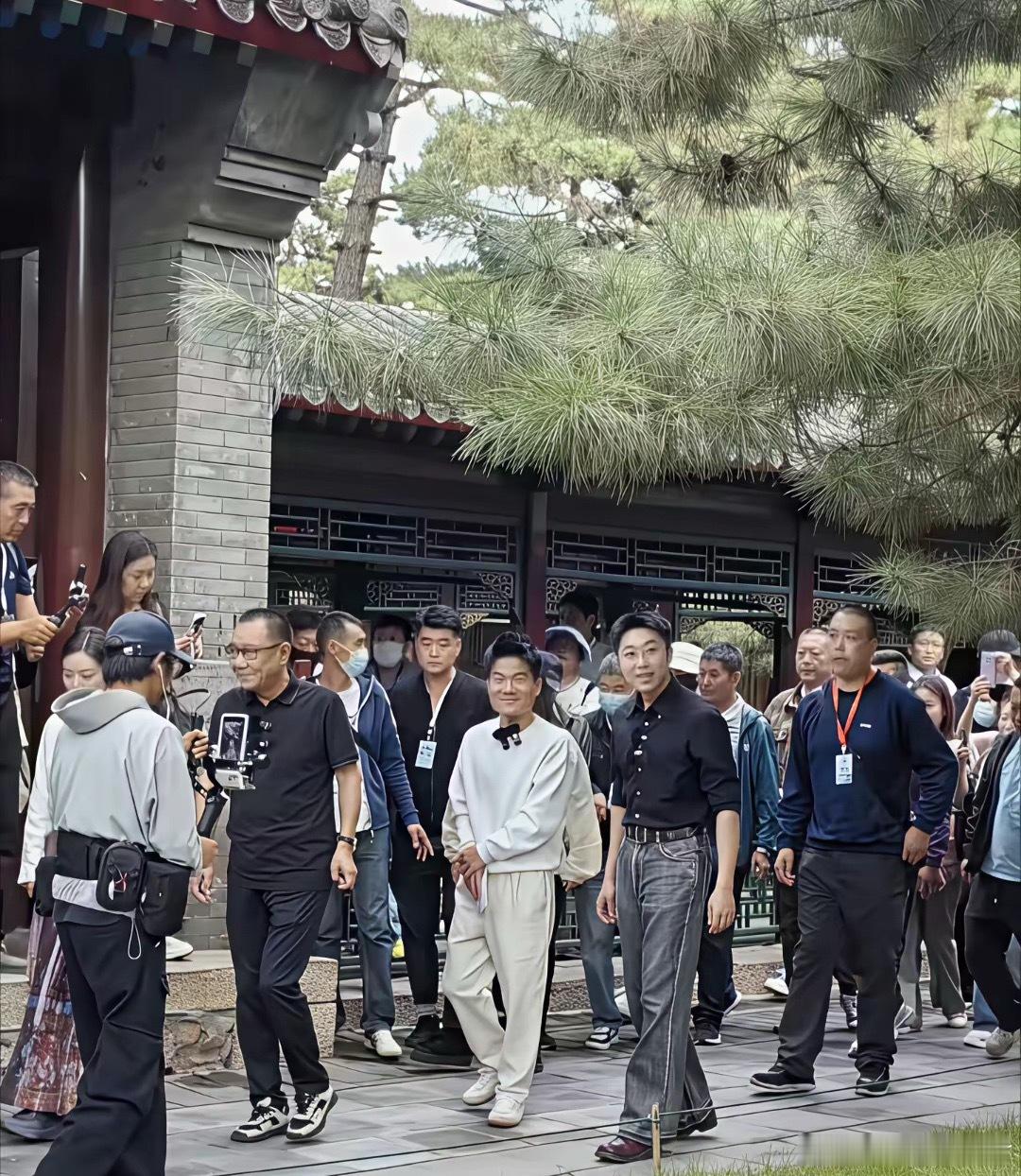 董宇辉一个读书人，现在出行搞得跟个明星一样，俗话说捧得越高摔得越惨，我觉得他该收