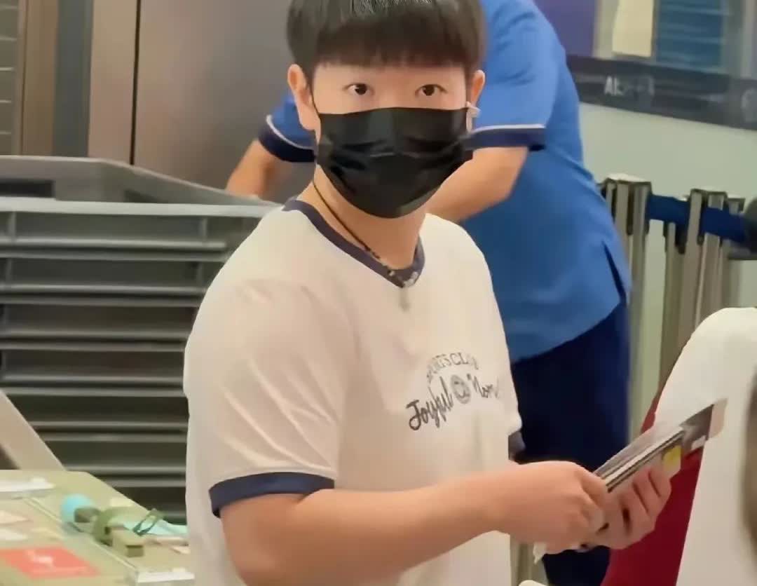 你们相信吧刷到有人说小莎在机场3次弄丢了登机牌这能怨莎莎吗不能