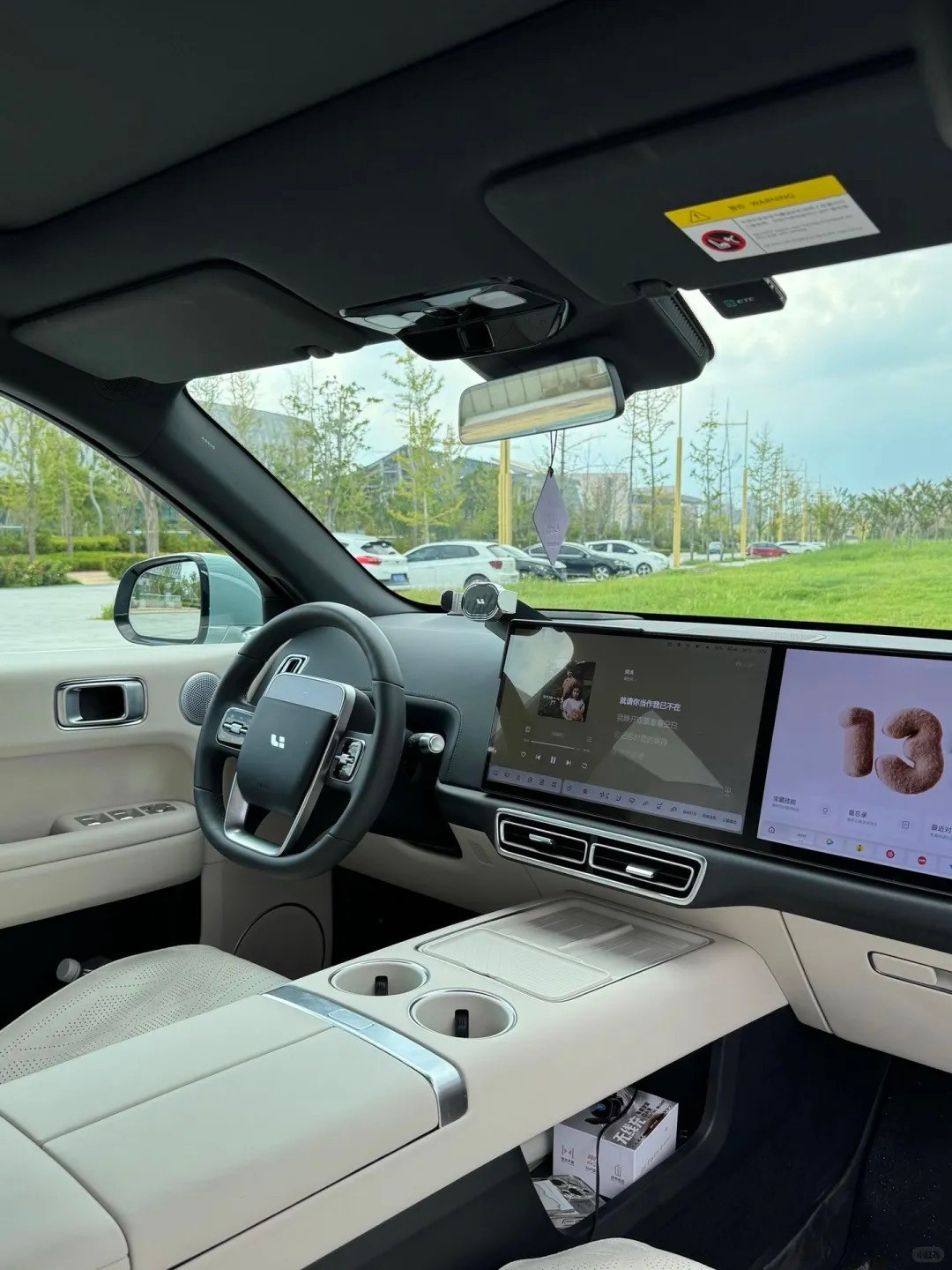 理想汽车的内饰太漂亮了一眼心动的浅色内饰理想汽车浅米色与雾灰色交织的座舱，像把清