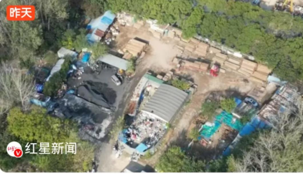 南京长江二桥公园，这座耗资2.6亿元建设的城市绿地，如今却成了一场持续十年的