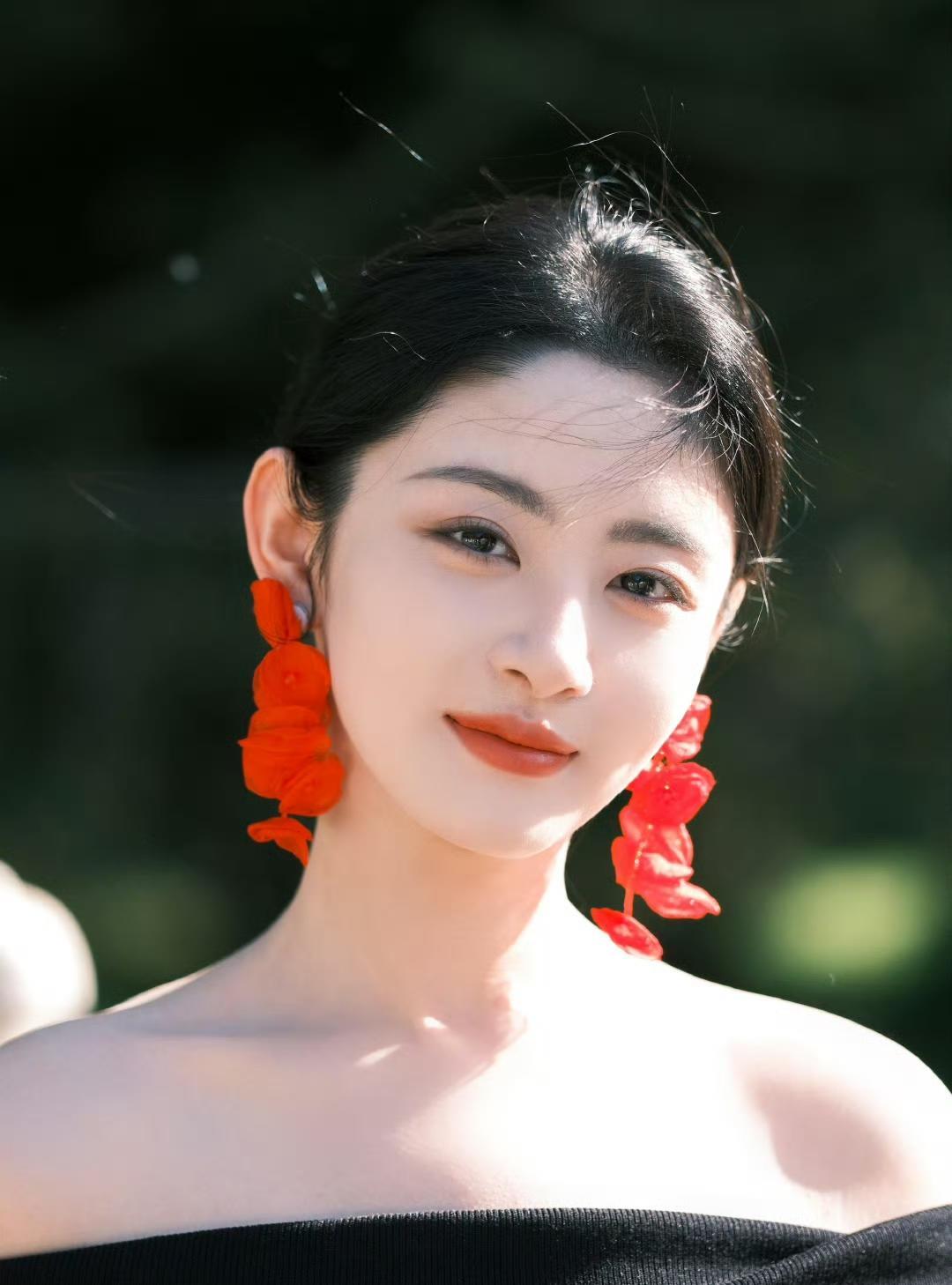 赵晴疑恋爱期出轨许凯被拍实锤，脚踩毛飞廉与许凯成“对三”，昔日“卑微”人设藏反转