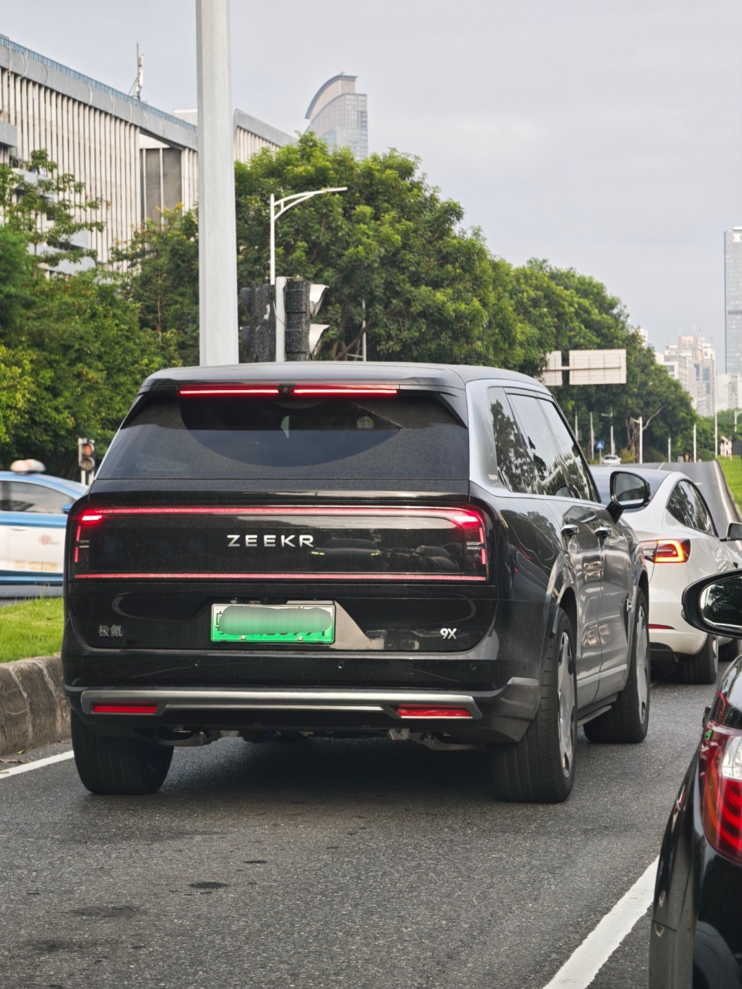 网友很喜欢吐槽极氪9x屁股没气场,那实际上路后看看,是不是也挺带劲的?大v聊车