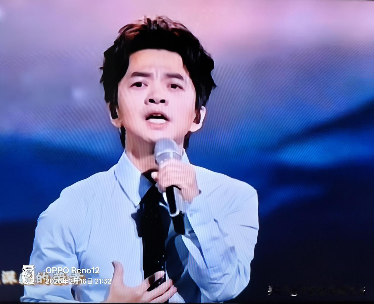 刚刚看完李健《人间共鸣》，发现比13年前的春晚更帅。2013年春晚李健和孙俪《