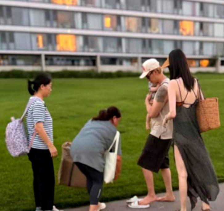 在阿那亚的海风里，他戴着白帽，光脚抱娃，画面比任何精修更扎心。近10个月的小W