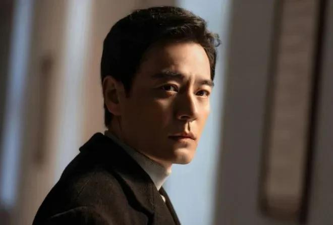 李人俊：一个散发着人性光辉的检察官。《以法之名》中，李人俊检察长的行为最真实，