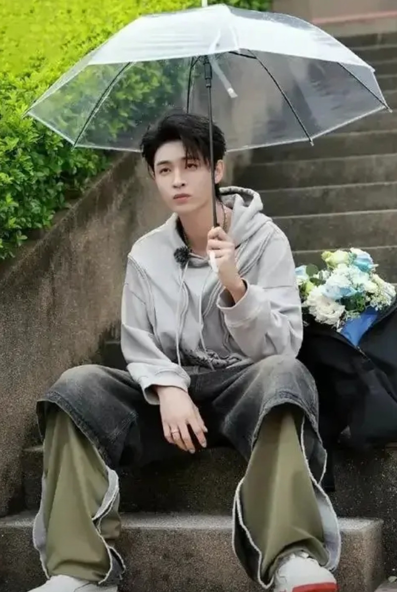 秦霄贤这次不会彻底凉了吧，他跟辛雨锡的瓜满天飞，他的搭档何九华现在又出事了。何九