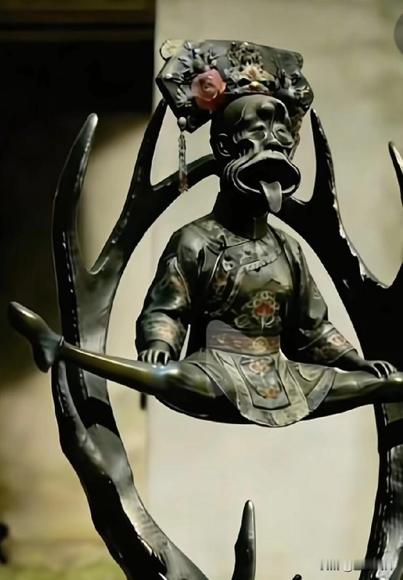 这个牛逼雕塑，提炼得太到位啦，有才，这么有艺术感，都超越清华美院了。据说他们正