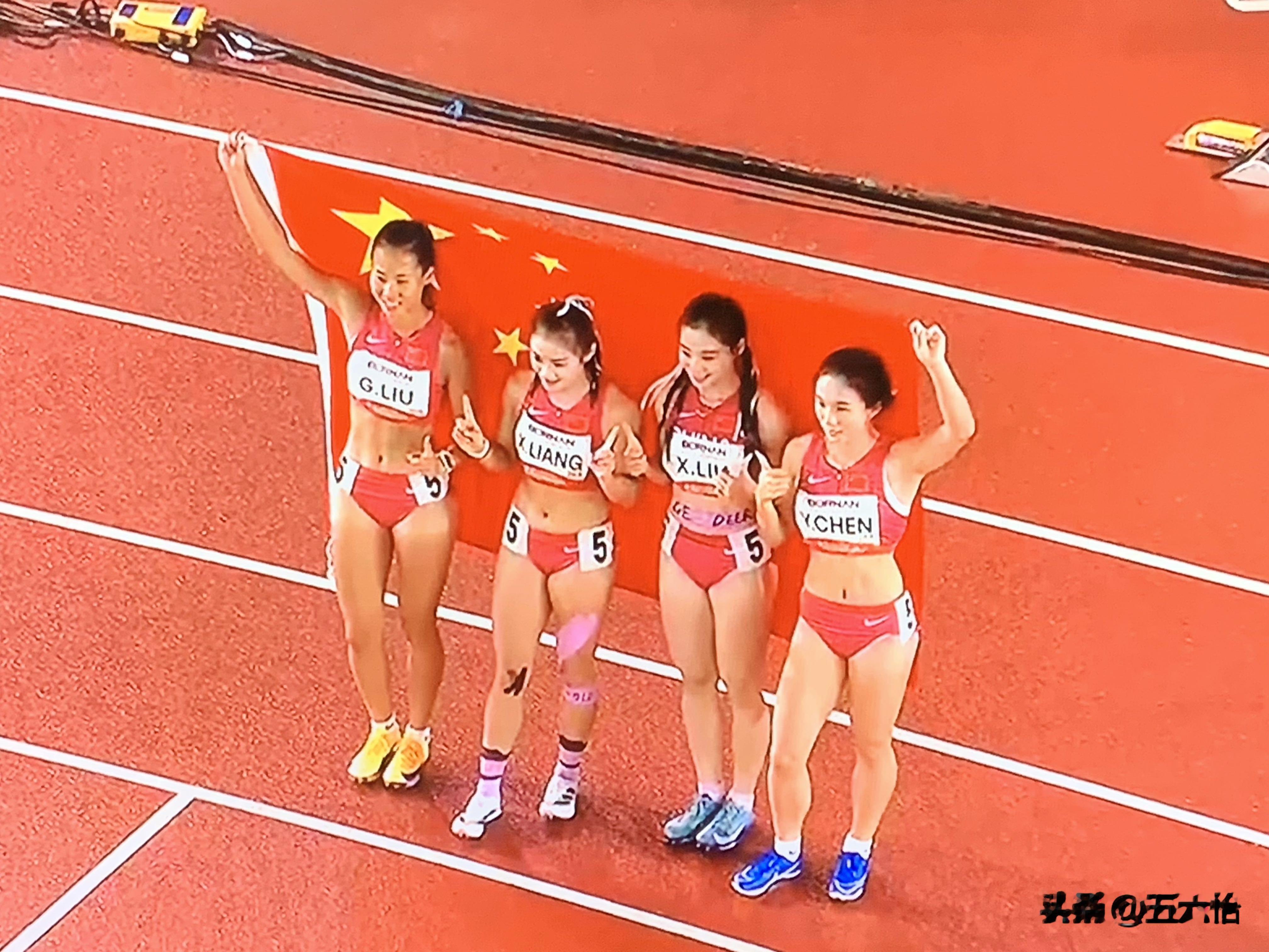 本届亚运会，中国女子4✖️100米接力赛四位女选手太飒，太美，小麻花辫太漂亮了照片从左到右依次：1.