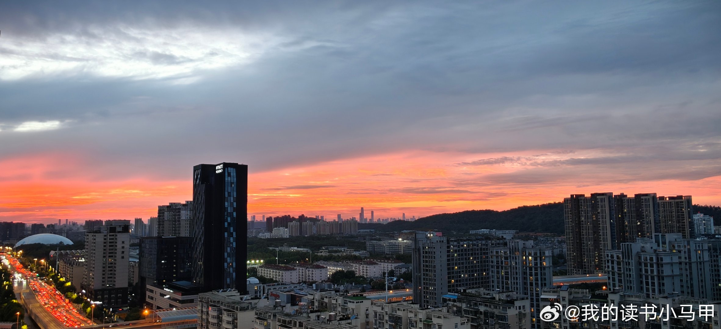 #多个强二线城市房价腰斩#我所在的强二线大武汉！已经不是腰斩，应该用膝盖斩形容。特别是高科产业集中的