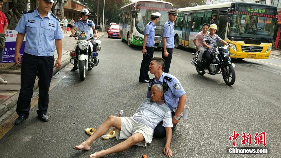 赞 四川自贡交警双膝跪地救助车祸受伤老人