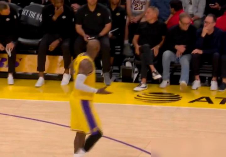 前几天湖人加时险胜掘金的那场球，细节太圈粉！第二节暂停时，41岁的勒布朗直