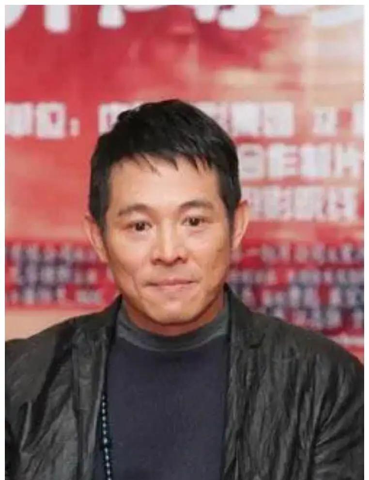 李连杰：“我敢拍着胸脯说，我从来没有做过一件对不起中华民族的事”。主持人问道：“