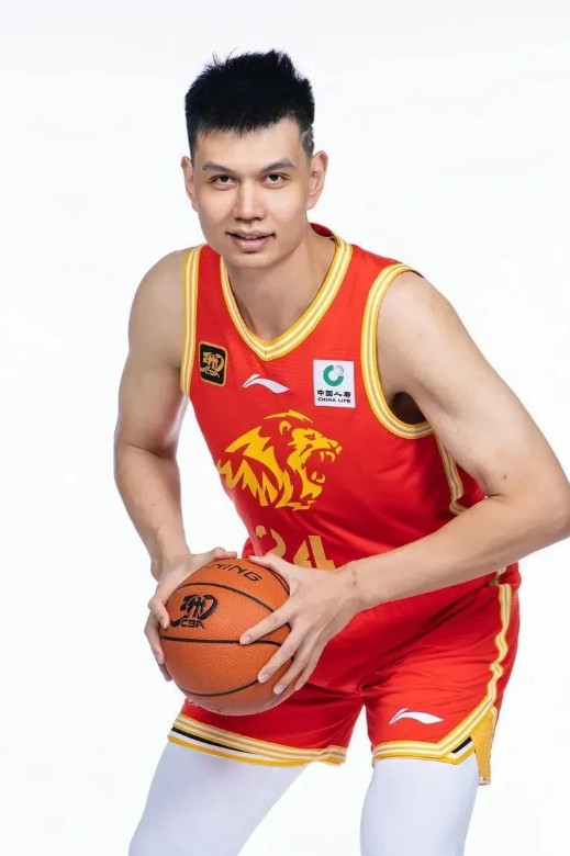许钟豪或将是付豪之后成为八一队解散后的第二位戴上总冠军戒指的球员。许钟豪，邹