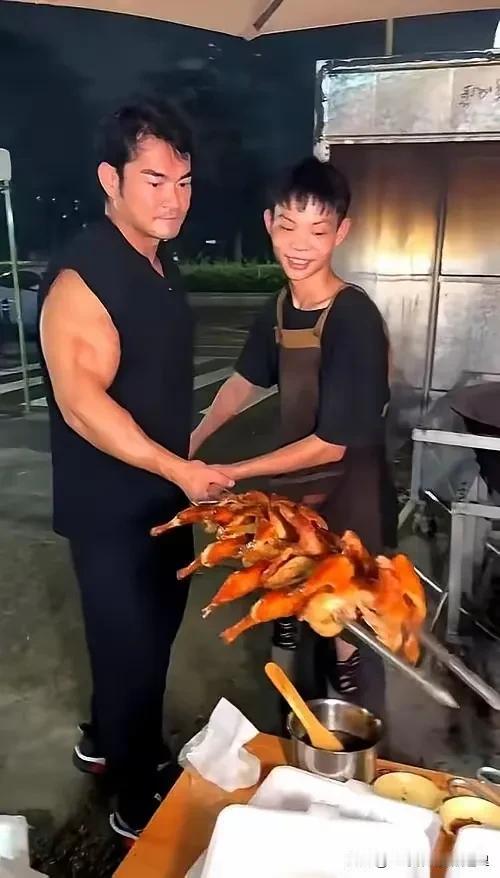 他如今的那么火，还是要感谢李维刚给他下早班。听说这位烤鸡的小伙子最近火了，而