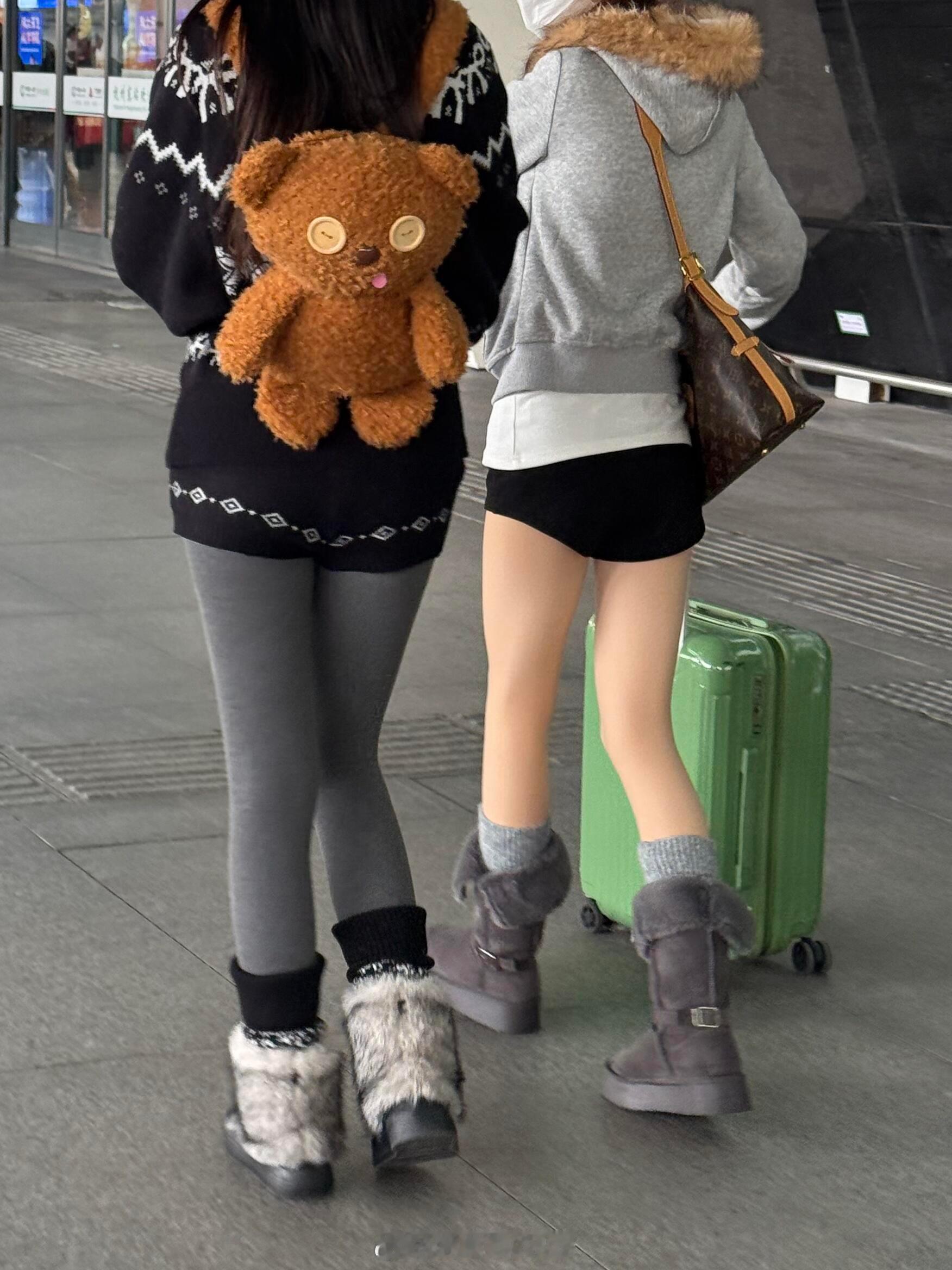 闺蜜高铁站被要🔗…原相机live直出无滤镜！70万条爆卖光腿神器，肉眼看超真实