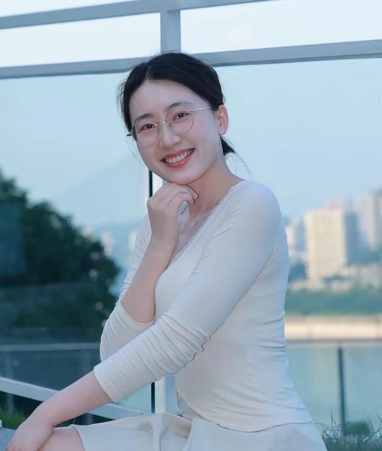 老婆的前夫昨晚去世了。今早，她说她得过去帮忙，我没同意。我说你们都离婚五年了，我